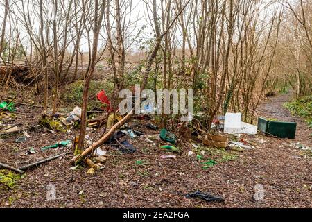 Bantry, West Cork, Irlanda. 7 Feb 2021. Il flagello del blocco di Coronavirus continua a West Cork. Vari casi di discarica di rifiuti sono stati trovati dentro e intorno Bantry - questo sull'hotel del West Lodge alla strada dell'ospedale. Credit: AG News/Alamy Live News Foto Stock