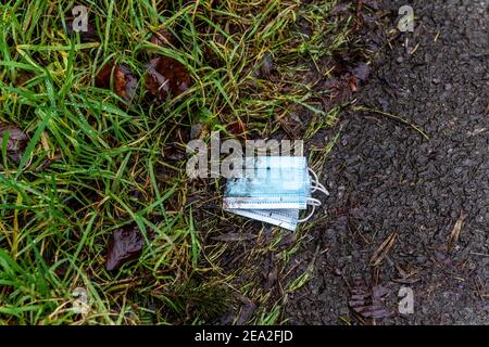 Bantry, West Cork, Irlanda. 7 Feb 2021. Il flagello del blocco di Coronavirus continua a West Cork. Molti rifiuti erano presenti al Bantry Airfield, tra cui numerose maschere di scarico. Credit: AG News/Alamy Live News Foto Stock