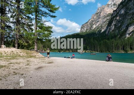 Visita turistica il bellissimo e famoso lago Braies nelle Dolomiti italiane. Foto Stock