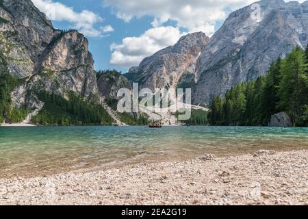 Lo splendido e famoso lago Braies si trova in una posizione unica nelle Dolomiti Italien Braies. Foto Stock