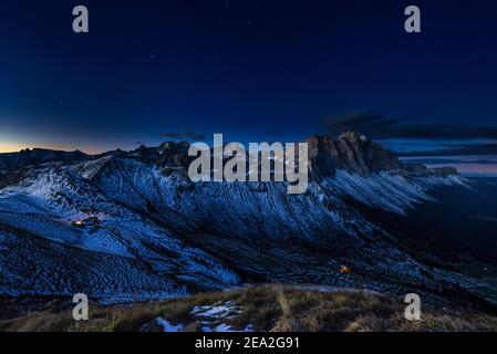 Rifugio Geneva, Gampen alp e le vette Geisler del gruppo Puez-Odle cielo stellato all'alba in autunno, Dolomiti, Alto Adige, Italia Foto Stock