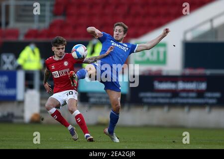 Bristol, Regno Unito. 06 febbraio 2021. Will Vaulks di Cardiff City (r) e Jamie Paterson di Bristol City in azione. EFL Skybet Championship, Bristol City contro Cardiff City all'Ashton Gate Stadium di Bristol, Avon sabato 6 febbraio 2021. Questa immagine può essere utilizzata solo per scopi editoriali. Solo per uso editoriale, è richiesta una licenza per uso commerciale. Nessun utilizzo nelle scommesse, nei giochi o nelle pubblicazioni di un singolo club/campionato/giocatore. pic di Andrew Orchard/Alamy Live News Foto Stock