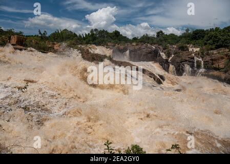 Il fiume dei coccodrilli scorre fortemente dopo forti piogge Foto Stock