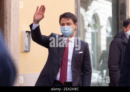 Roma, Italia. 06 febbraio 2021. L'ex primo Ministro Giuseppe Conte uscì da Palazzo Chigi e tornò a casa sua, camminando per le strade del centro di Roma, il 6 febbraio 2021. (Foto di Matteo Nardone/Pacific Press/Sipa USA) Credit: Sipa USA/Alamy Live News Foto Stock