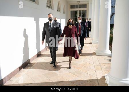 Il Vice Presidente degli Stati Uniti Kamala Harris tiene le mani con il marito Doug Emhoff lungo il Colonnato occidentale della Casa Bianca 21 gennaio 2021 a Washington, D.C. Foto Stock