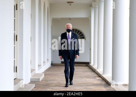 Il presidente degli Stati Uniti Joe Biden cammina lungo il Colonnade occidentale fino all'ufficio ovale della Casa Bianca 21 gennaio 2021 a Washington, D.C. Foto Stock