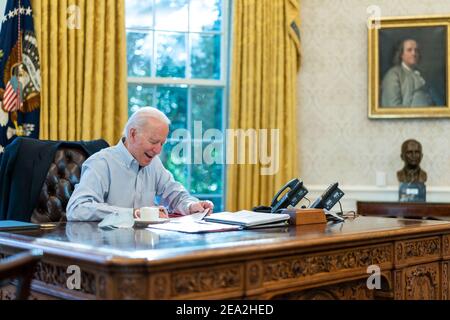 Il presidente degli Stati Uniti Joe Biden parla per telefono con il primo ministro britannico Boris Johnson dall'ufficio ovale della Casa Bianca 23 gennaio 2021 a Washington, D.C. Foto Stock