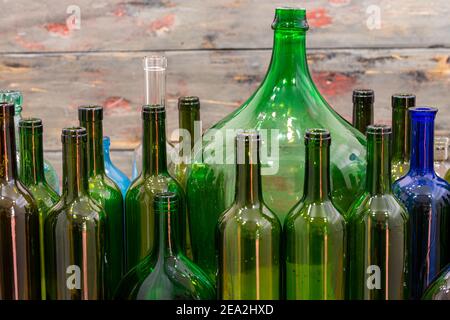 Eclettica Collection: Bottiglie in vetro vintage Foto Stock
