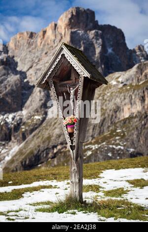 Traversata in legno in paesaggio autunnale nel gruppo Puez-Odle delle Dolomiti a Medalges alp al sole, Alto Adige, Italia Foto Stock