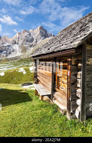 Capanna di fieno in legno in paesaggio autunnale nel gruppo Puez-Odle delle Dolomiti a Medalges alp al sole, Alto Adige, Italia Foto Stock