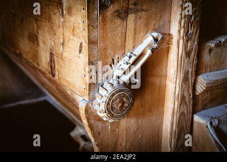 Macinacaffè in legno all'interno dello storico mulino nella Valle dei Mulini di Campillole, Dolomiti Alto Adige, Italia Foto Stock