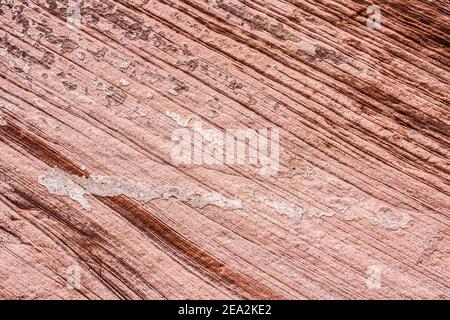 Struttura in pietra arenaria con un disegno di strati diagonali irregolari sagomati da processi eolici. Immagine in bianco e nero. Foto Stock