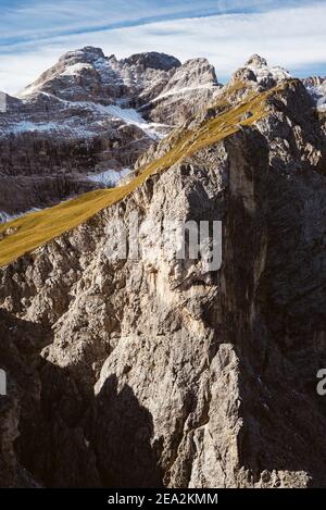 Paesaggio autunnale nel gruppo Puez-Odle delle Dolomiti con le vette Puez al sole, Alto Adige, Italia Foto Stock