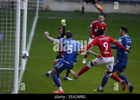 Bristol, Regno Unito. 06 febbraio 2021. Il portiere della città di Bristol Daniel Bentley è battuto mentre Curtis Nelson della città di Cardiff (non nella foto) segna il 1° goal delle sue squadre. EFL Skybet Championship, Bristol City contro Cardiff City all'Ashton Gate Stadium di Bristol, Avon sabato 6 febbraio 2021. Questa immagine può essere utilizzata solo per scopi editoriali. Solo per uso editoriale, è richiesta una licenza per uso commerciale. Nessun utilizzo nelle scommesse, nei giochi o nelle pubblicazioni di un singolo club/campionato/giocatore. pic di Andrew Orchard/Alamy Live News Foto Stock