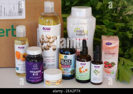 Alicante, Spagna - Gennaio, 2021: Sito web IHerb supplementi e bellezza prodotti naturali scatola disimballaggio. Foto Stock