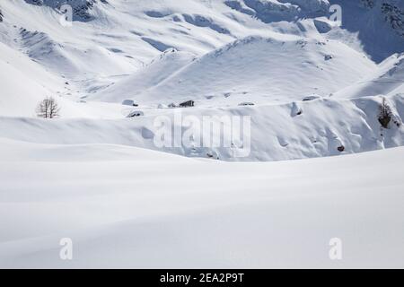 Vista del Rifugio Zamboni e del Ghiacciaio Belvedere del Massiccio del Monte Rosa. Macugnaga, Valle d'Anzasca, provincia di Verbano Cusio Ossola, Piemonte, Italia. Foto Stock