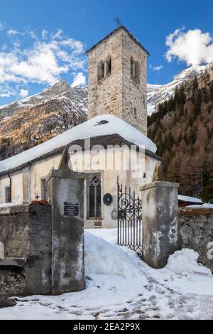 Vista della vecchia chiesa di Staffa, Santa Maria Assunta, in inverno. Macugnaga, Valle d'Anzasca, provincia di Verbano Cusio Ossola, Piemonte, Italia. Foto Stock