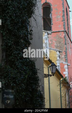 Old lavanderia - paesaggio, mimosa, fiori - Saint Tropez, Francia - 07 febbraio 2021 - n. Foto Stock