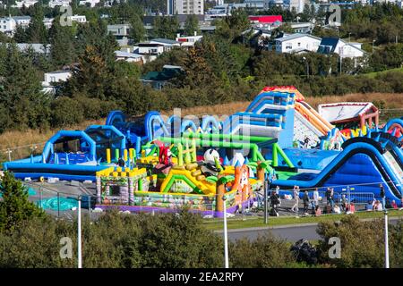 Reykjavik Islanda - 5 settembre. 2020: Uno dei più grandi castelli rimbalzanti del mondo nel parco avventura Perlan Foto Stock