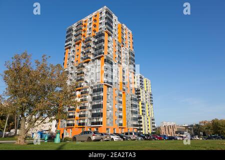 Mosca, Russia: Due grattacieli costruiti nell'ambito del programma di ristrutturazione di Mosca si trovano in via DM Uljanova. Alti edifici in arancione e. Foto Stock