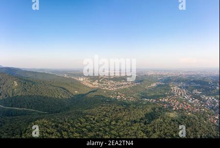 Veduta aerea del drone panoramico della città alta di Zagabria vicino a Medvednica montagna Foto Stock