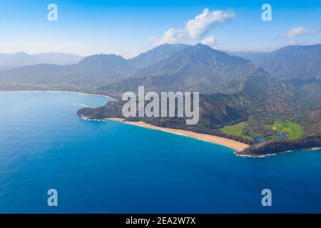 Vista aerea dell'isola delle Hawaii di Kauai dall'elicottero. Montagne e mari sotto foschia si trova sull'isola di Kauai. Foto Stock