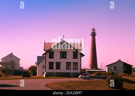 ANDENES, NORVEGIA: Costruzione di Safari di balene Andenes e faro sono nel villaggio di pescatori Andenes. Tonificazione dell'immagine Foto Stock