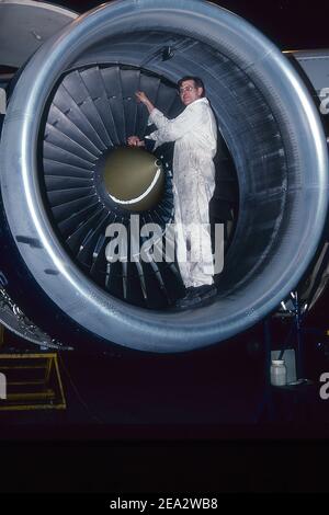 IL TECNICO ISPEZIONA LE PALE DELLA TURBINA DEL MOTORE ROLLS-ROYCE RB211 SU BRITISH AIRWAYS BOEING 747-236B JUMBO JET. Foto Stock