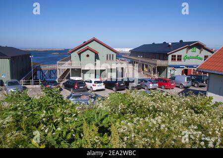 Villaggio ANDENES in NORVEGIA: Edifici in tradizionale stile norvegiano rorbu sono nel villaggio di pescatori Andenes. Fuoco selettivo sui fiori Foto Stock