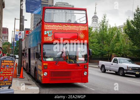 Philadelphia, PA / USA : Tour City Sightseeing autobus a due piani parcheggiato a Philadelphi Foto Stock