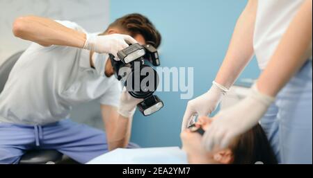Dentista che fotografa il risultato del suo lavoro Foto Stock