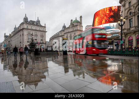 Piccadilly Circus e un autobus Red London, Londra Foto Stock