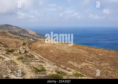 FOLEGANDROS, Grecia - 24 settembre 2020: Escursioni nella parte selvaggia dell'isola di Folegandros. CICLADI, Grecia Foto Stock