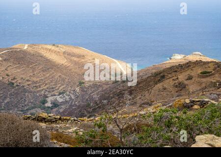 Costa selvaggia dell'isola di Folegandros. Terrazze di pietra sulle pendici delle colline. CICLADI, Grecia Foto Stock