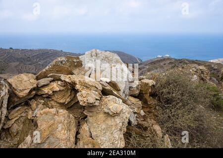 Costa selvaggia dell'isola di Folegandros. Terrazze di pietra sulle pendici delle colline. CICLADI, Grecia Foto Stock