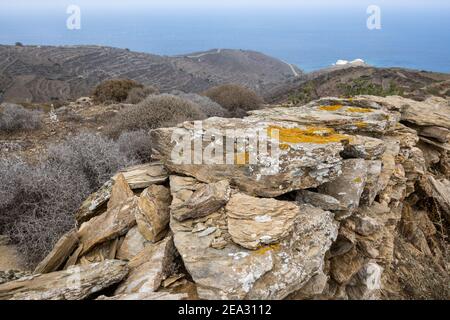 Costa selvaggia dell'isola di Folegandros. Terrazze di pietra sulle pendici delle colline. CICLADI, Grecia Foto Stock