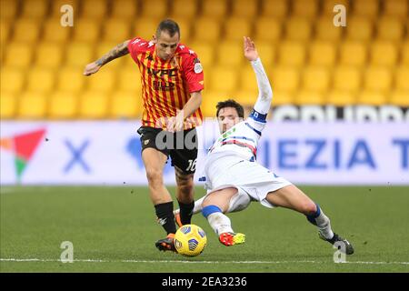 Lo attaccante italiano di Benevento Riccardo Improta sfida la palla con il difensore polacco di Sampdoria Bartosz Bereszynski durante la Serie UNA partita di calcio tra Benevento e UC Sampdoria allo stadio Ciro Vigorito di Benevento, Italia, il 07 febbraio 2021 Foto Stock