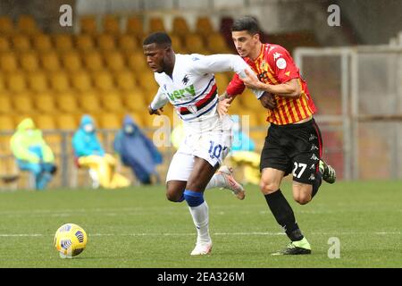 Keita Balde (L), attaccante senegalese di Sampdoria, sfida la palla con Dejan Vokic, centrocampista serbo di Benevento, durante la Serie UNA partita di calcio tra Benevento e UC Sampdoria allo stadio Ciro Vigorito di Benevento, Italia, il 07 febbraio 2021 Foto Stock