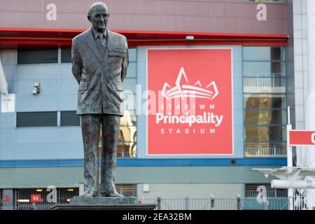 Cardiff, Galles - 3 febbraio 2021: Veduta generale della statua di Sir Tasker Watkins VC GBE PC DL, che si trova fuori dal Principato Stadio Foto Stock