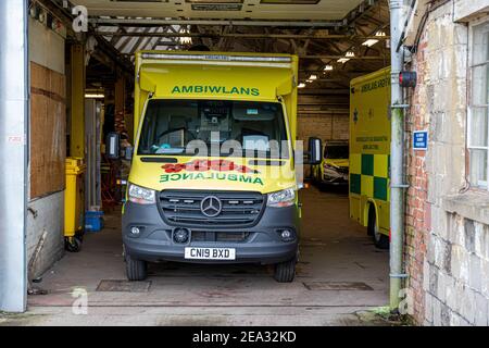 Cardiff, Galles - 3 febbraio 2021: Un'ambulanza, parcheggiata nella stazione di Blackweir Ambulance, Cardiff Foto Stock