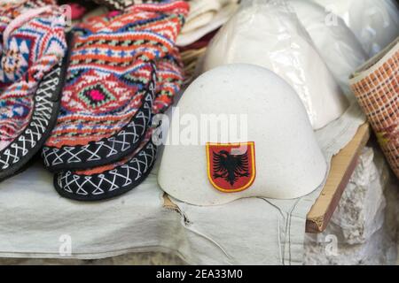 Tradizionale mercato Ottomano a Kruja, città natale di National Hero Skanderbeg. Mercato delle pulci in Albania. Souvenir artigianali di lana in vendita. Foto Stock