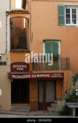 Old lavanderia - paesaggio, mimosa, fiori - Saint Tropez, Francia - 07 febbraio 2021 - n. Foto Stock