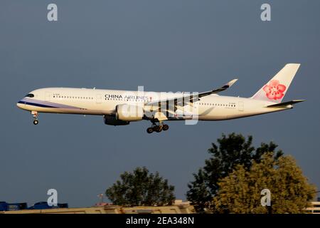 China Airlines Airbus A350-900 XWB-18916 arrivo aereo passeggeri e. Atterraggio all'aeroporto di Vienna Foto Stock