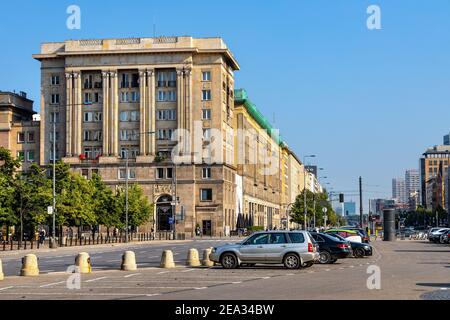 Varsavia, Polonia - 28 Giugno 2020: Marszalkowska 53 edificio comunista classico del quartiere MDM in Piazza della Costituzione e via Koszykowa in Srodmiescie Foto Stock