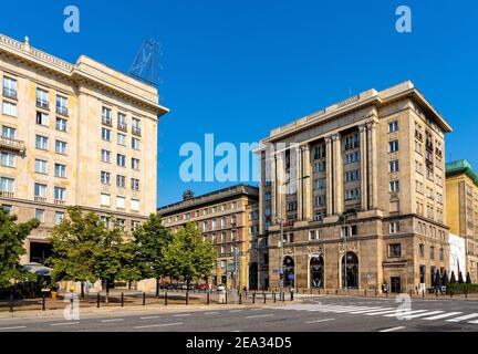 Varsavia, Polonia - 28 Giugno 2020: Marszalkowska 53 edificio comunista classico del quartiere MDM in Piazza della Costituzione e via Koszykowa in Srodmiescie Foto Stock