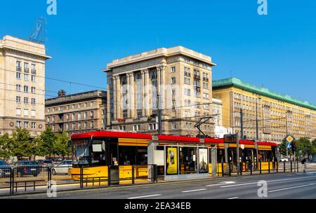 Varsavia, Polonia - 28 giugno 2020: Vista panoramica di Plac Konstytucji Constitution Square con l'architettura del quartiere MDM e tram per auto di strada Foto Stock