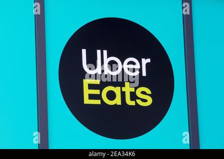Villefranche, Francia - 24 maggio 2020: Uber EATS è una piattaforma americana online per l'ordinazione e la consegna di alimenti lanciata da Uber nel 2014 Foto Stock