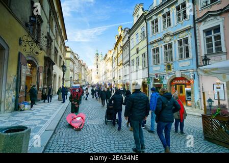 2019 11, Praha, ceco. Pedoni che camminano attraverso le strade acciottolate di Praga, la capitale della Boemia. Foto Stock