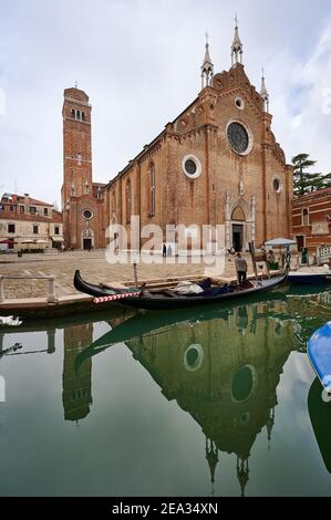Vista esterna della Basilica di Santa Maria gloriosa dei Frari, San Polo, gondolla e riflesso di fronte, Venezia, Veneto, Italia Foto Stock