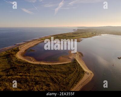 Veduta aerea di Dawlish Warren a Devon, Regno Unito, in una serata soleggiata Foto Stock